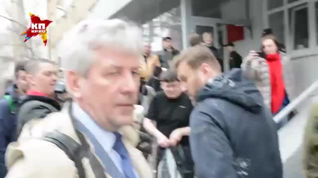 Навального забросали пирожными и презервативами