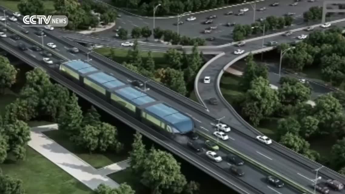 Elevated bus debuts at Beijing International High-Tech Expo