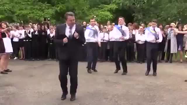 Зажигательный танец директора саратовского Восточно-Европейского лицея
