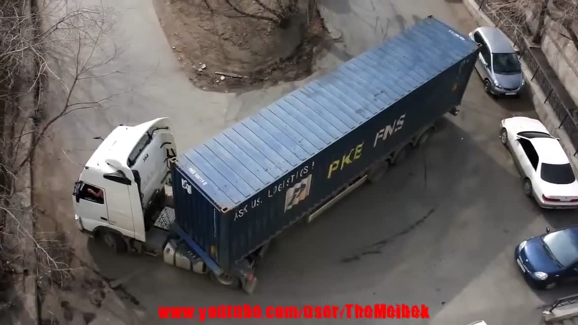 Опытные дальнобойщики...и их мастерство..Крутые повороты!!