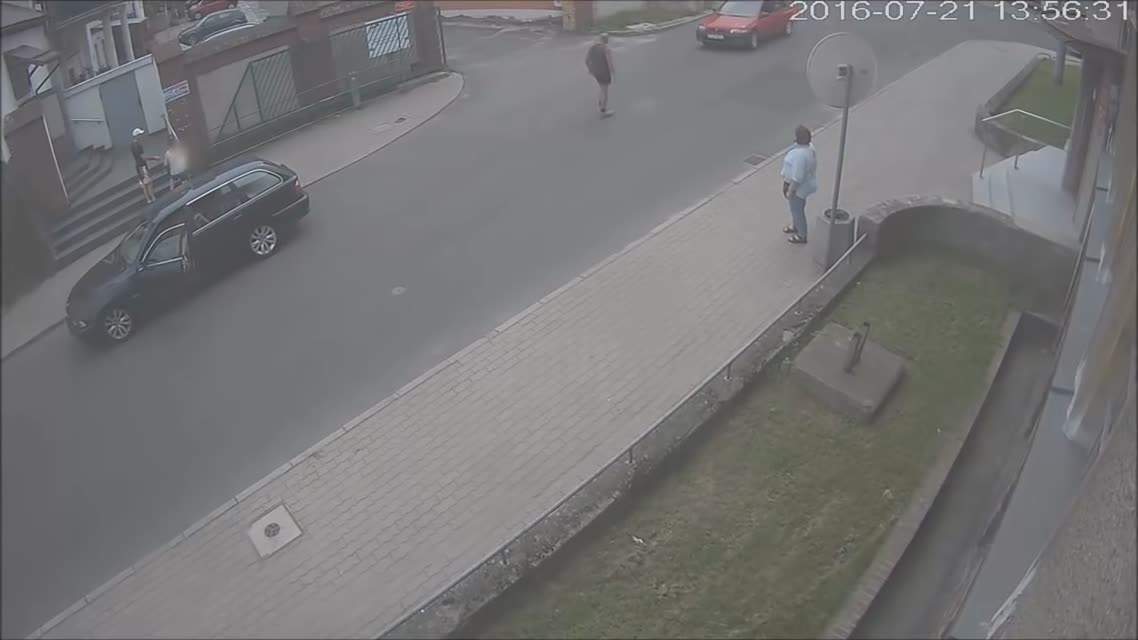 Road Rage Man Attempts to Escape From Crazy Driver