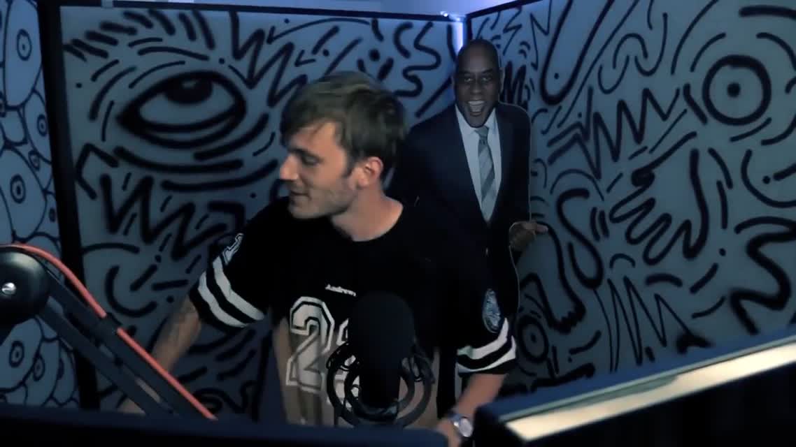 PewDiePie - КРАШУ ВОЛОСЫ В СИНИЙ {Русская Озвучка}