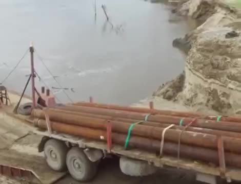 Урал ушёл под воду на пароме