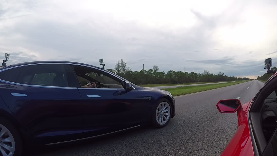 Tesla Model S P100D takes on a Lamborghini Huracan LP610-4 Drag Racing