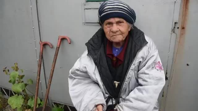 И сама не плачу и не люблю, когда плачут
