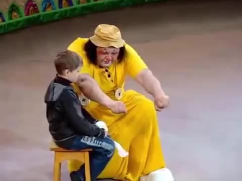 Очень внимательный мальчик в цирке!