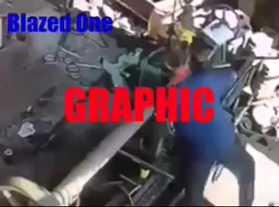 Намотало на токарный станок. Жесть! 18+