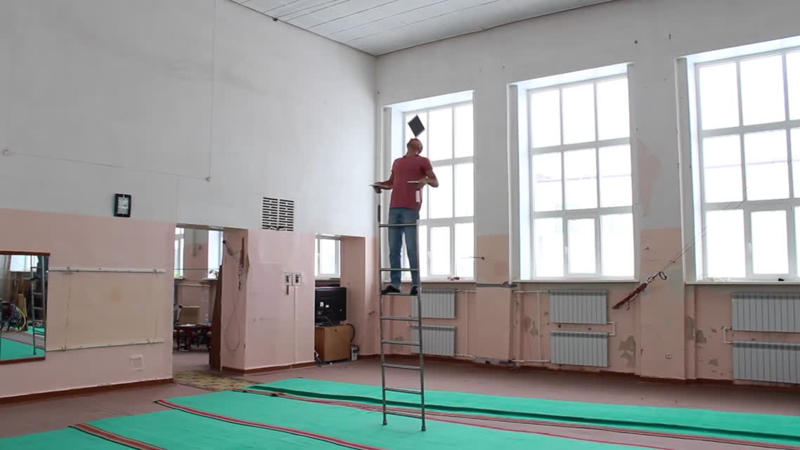 Невероятный баланс. Мастер 80lvl. Apple iPad balance. Ladder act
