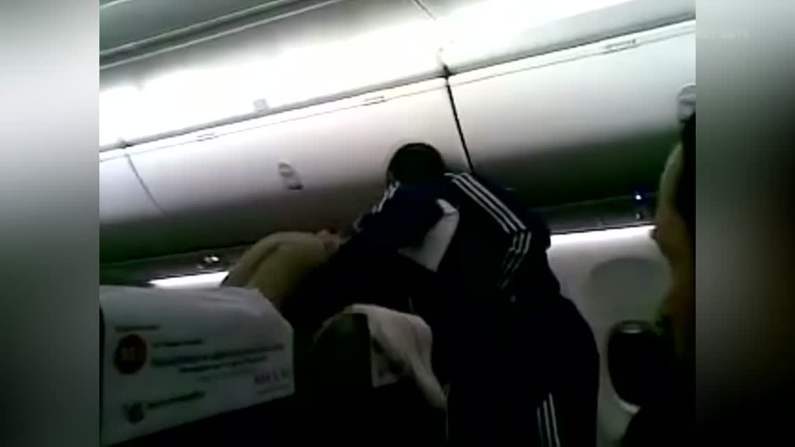 МГНОВЕННАЯ КАРМА! Быдло в самолётах! Драка в самолёте 1