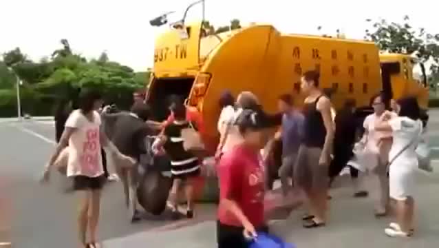 Музыкальный мусоровоз!