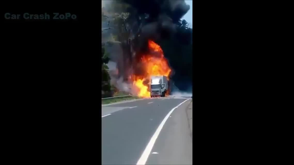 Heavy Equipment Accidents caught on tape . Trucks Disasters - Trucks fails , skills #40