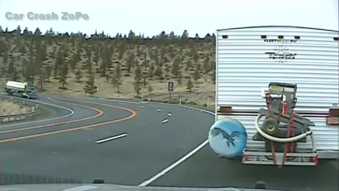 Heavy Equipment Accidents caught on tape . Trucks Disasters - Trucks fails , skills #42