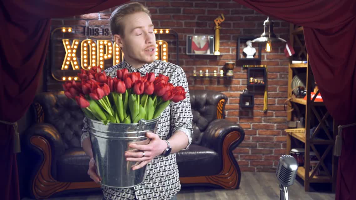 8 марта, обезьянки и букеты напрокат