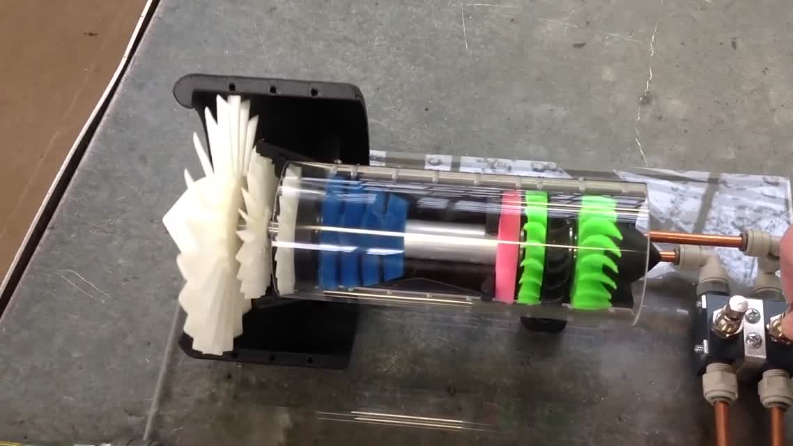 Модель демонстрирующая работу реактивного двигателя  Model showing the operation of a jet engine