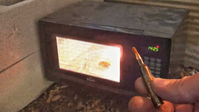 Трассирующие пули в микроволновке - Разрушительное ранчо - Перевод Zёбры