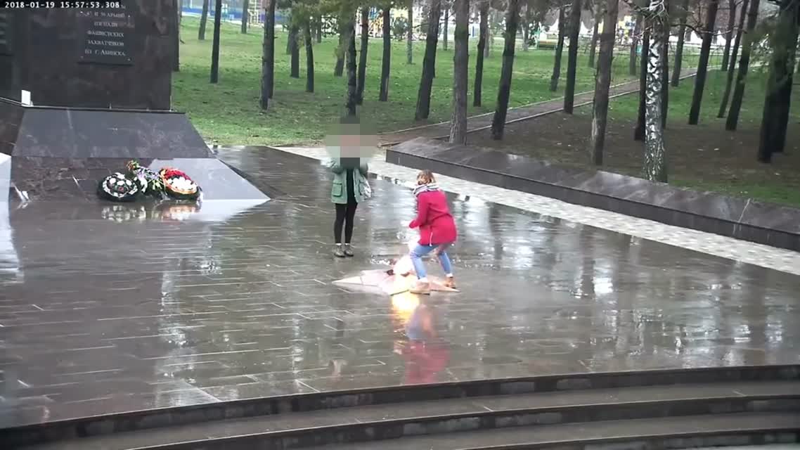 Малолетки заплевали вечный огонь в Краснодарском крае