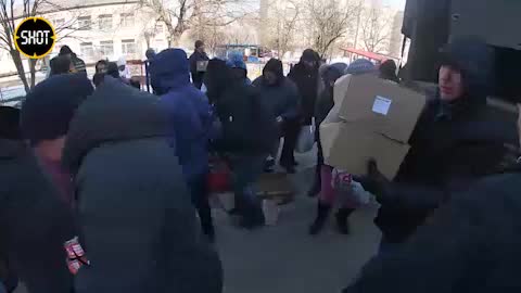 Наши ZAЩИТНИКИ привезли гуманитарную помощь жителям Украины.